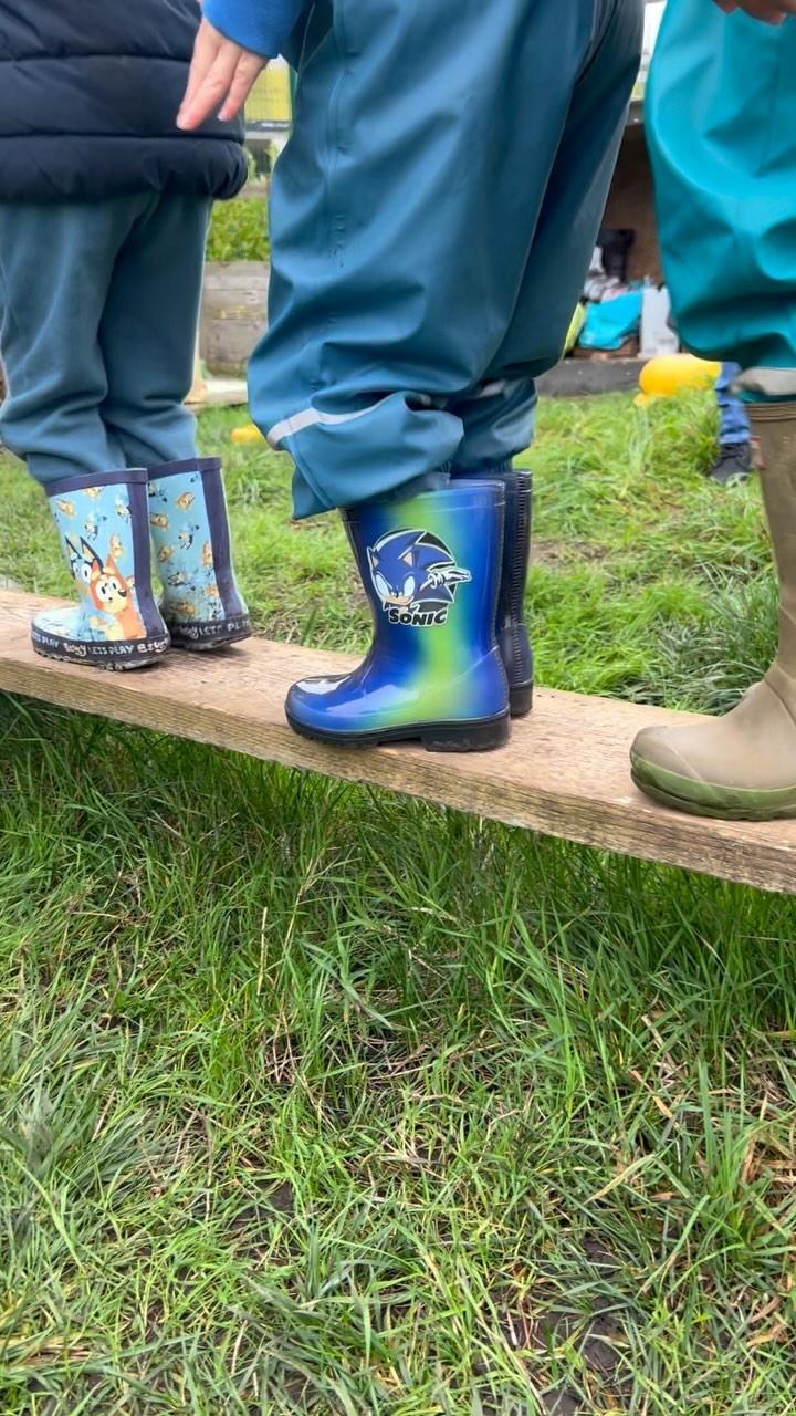 🥾 Our feet were made for moving and spending time in nature! We had another lovely Saturday with our little humans making wild recipes in the mud kitchen, soapy potions in the sensory tray, painting, balancing and listening to a classic story “We’re going on a bear hunt”
